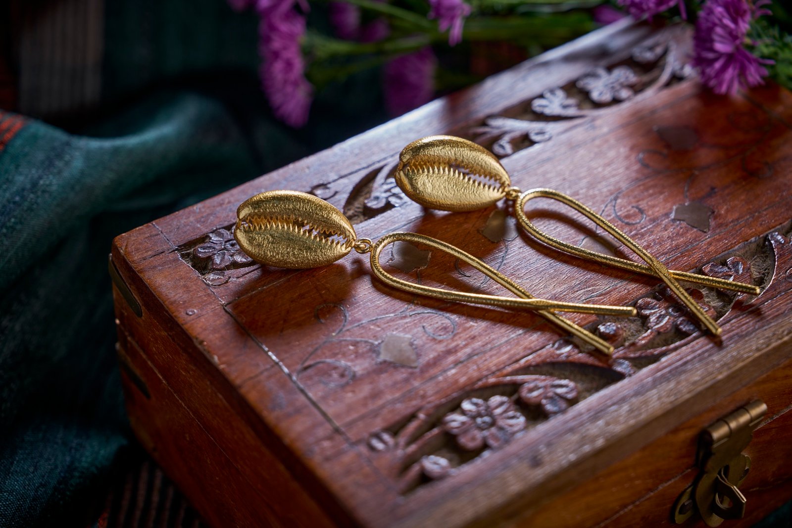 Earrings cowrie shell with cross