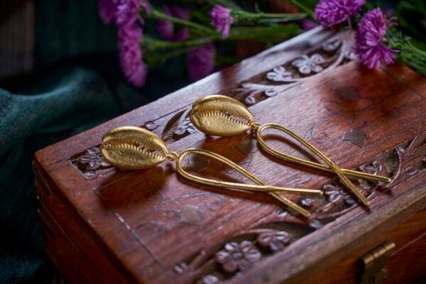 Earrings cowrie shell with cross