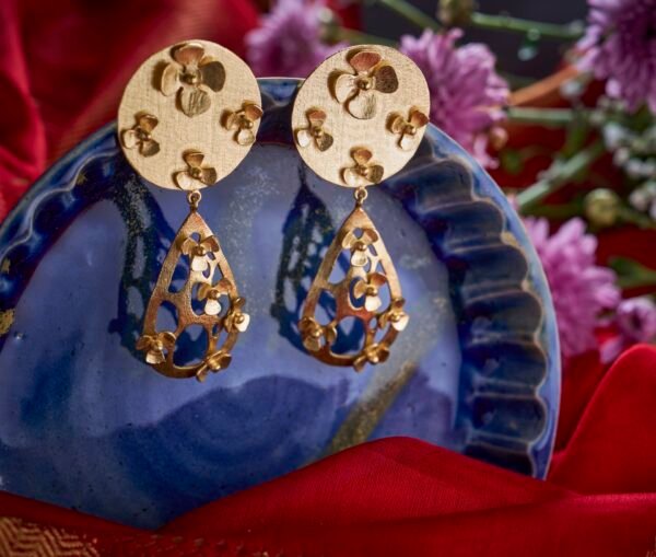 Earrings flower studded circle