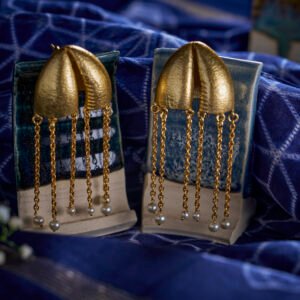 Earrings half cowrie shell with pearls