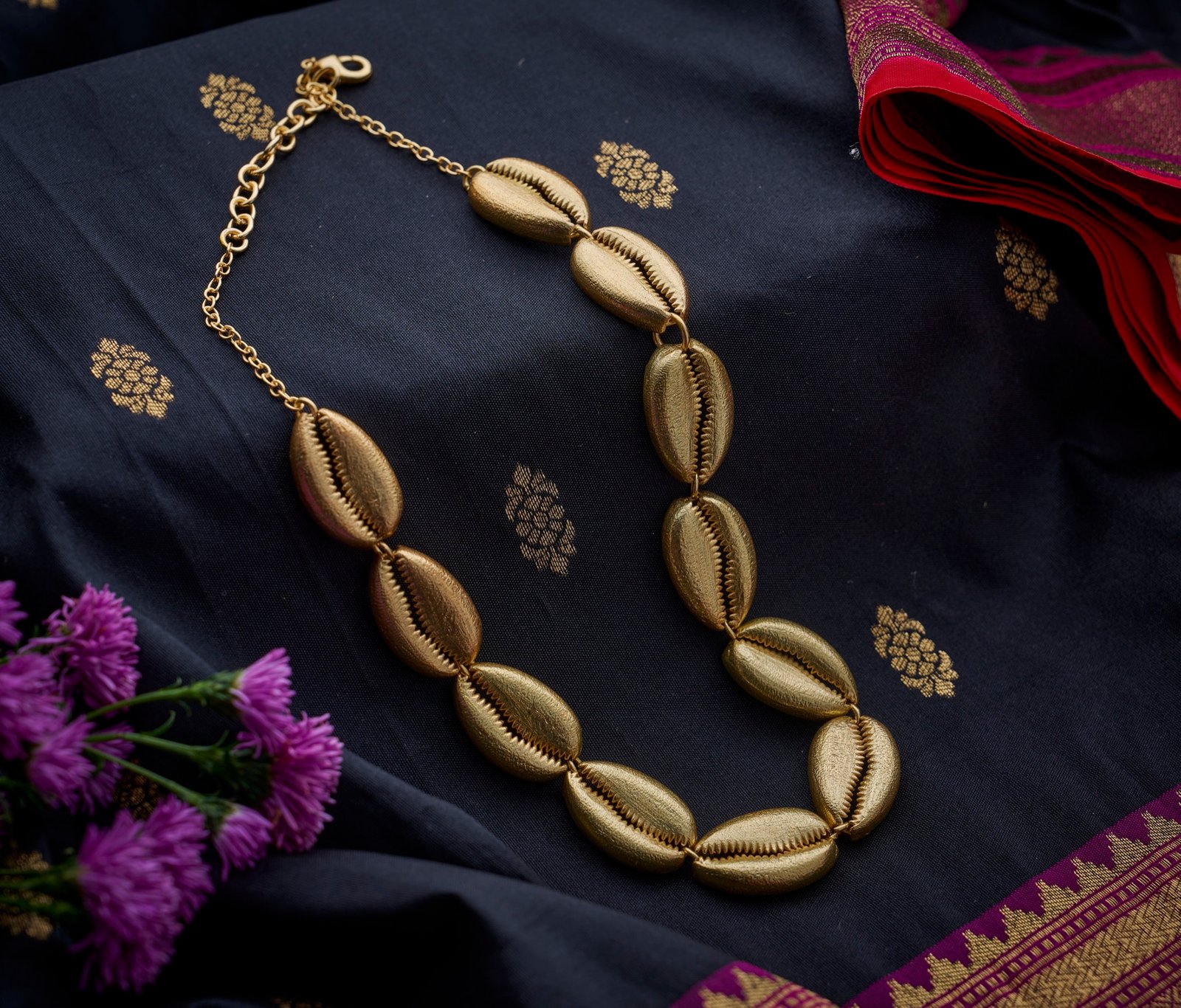 Necklace cowrie shell chocker