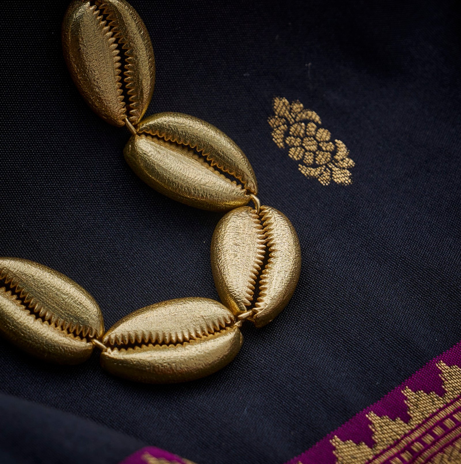 Necklace cowrie shell chocker