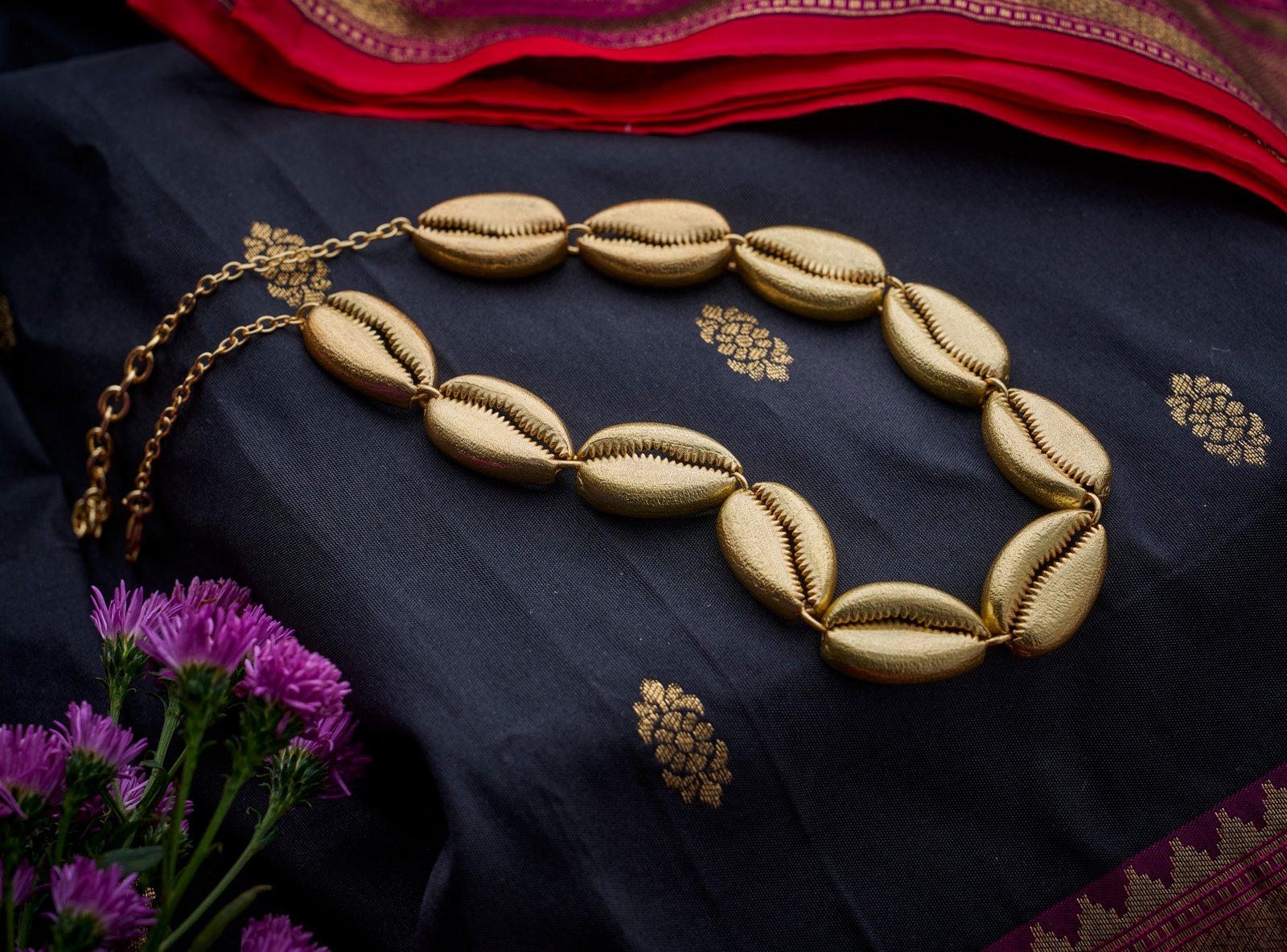 Necklace cowrie shell chocker