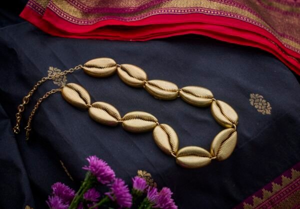 Necklace cowrie shell chocker