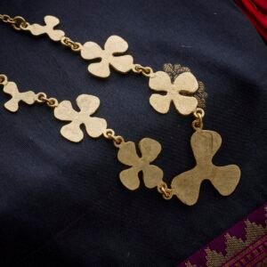 Necklace different size flowers