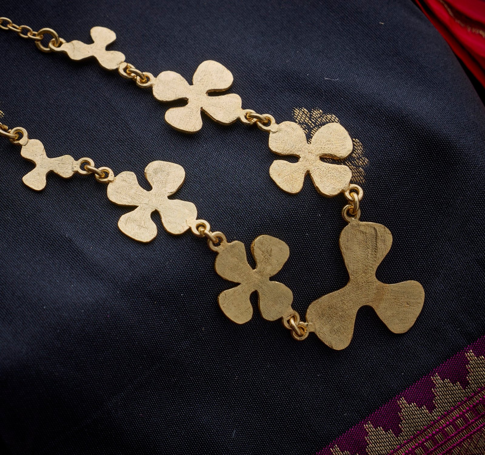 Necklace different size flowers