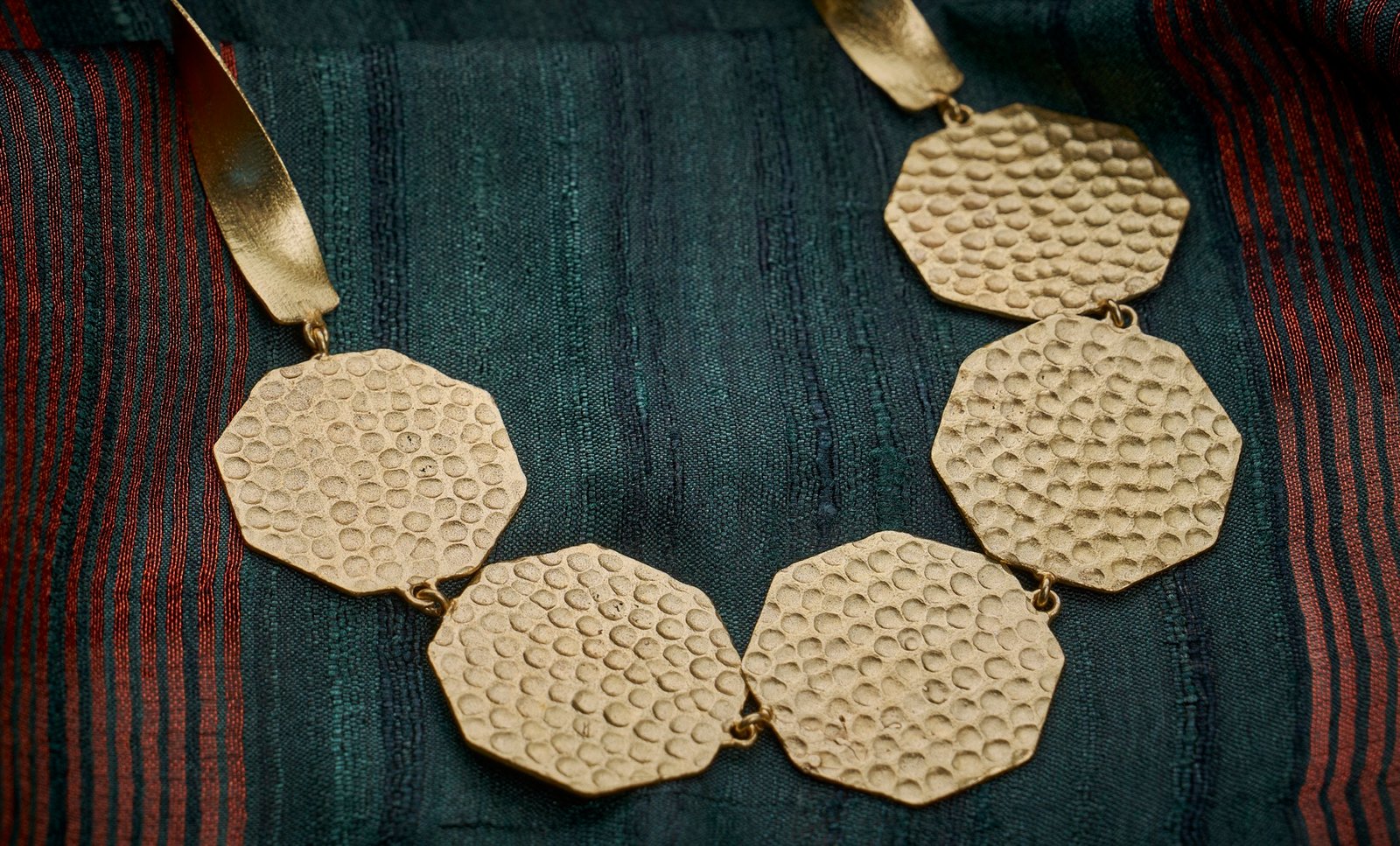 Necklace hammered octagon with twists