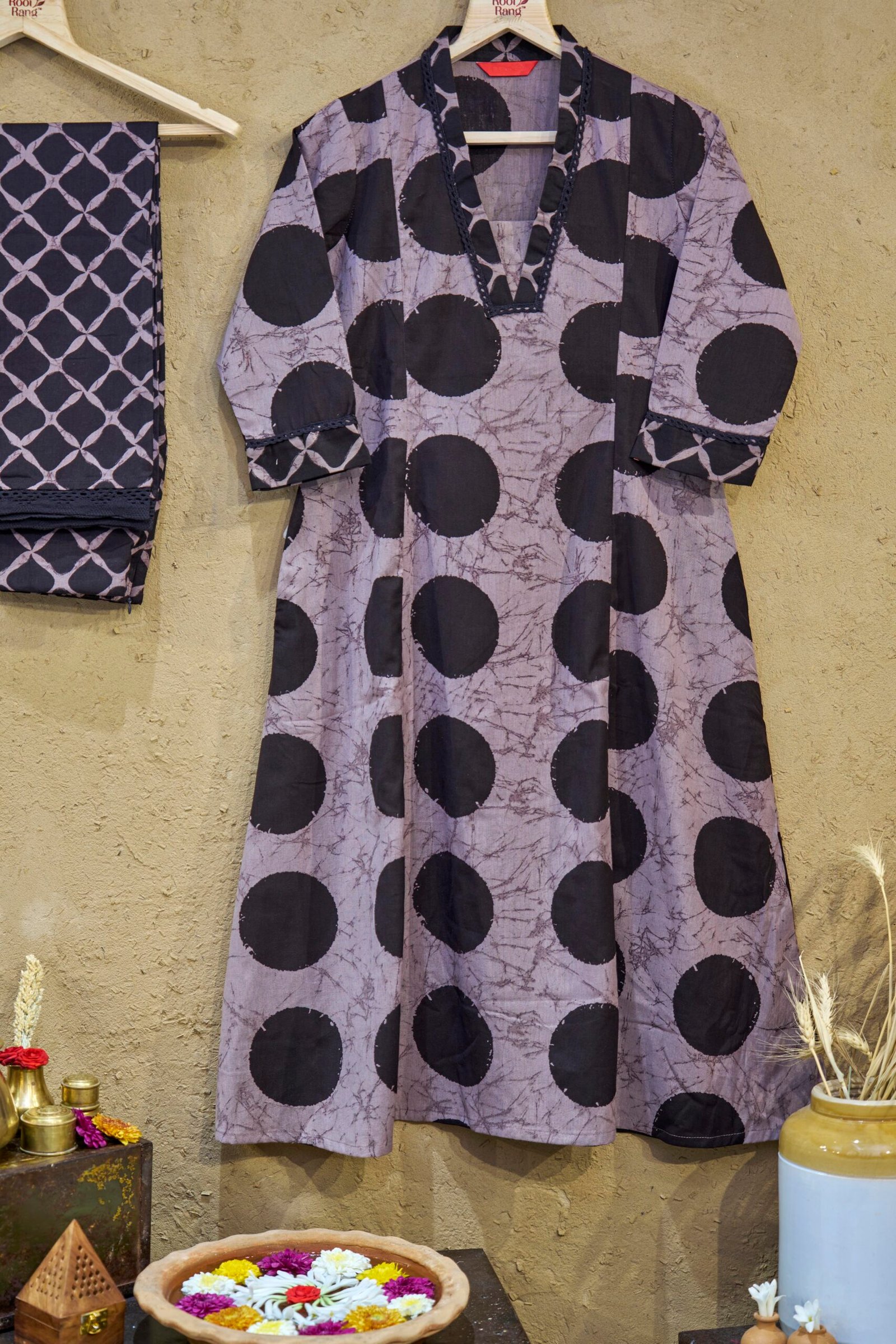 Kurti Set Grayish Brown Geometric Print V Neck With Lace - Image 2