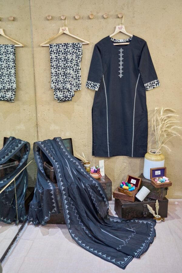 Suit Set With Dupatta Black Geometric Screen Print