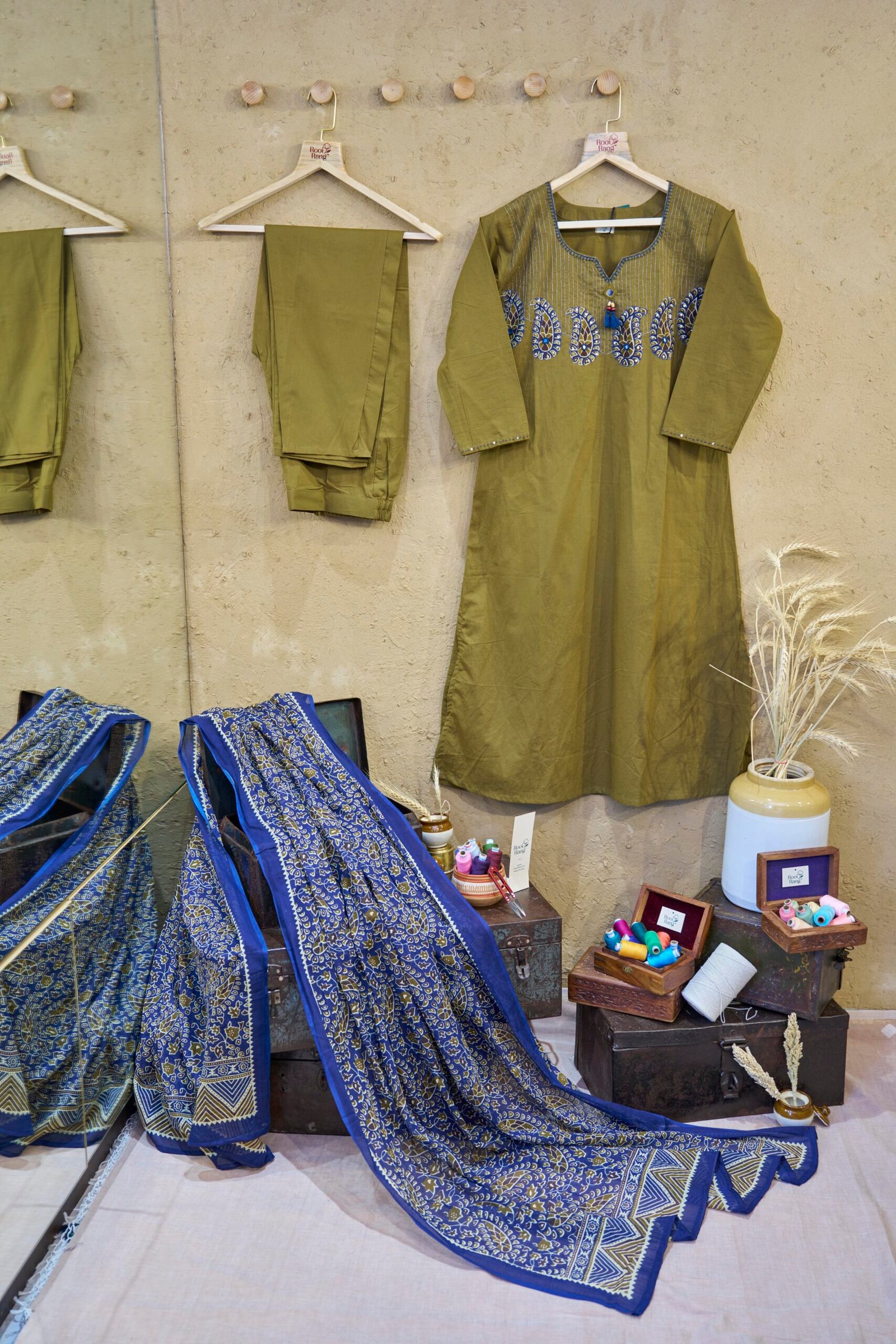 Suit Set With Dupatta Mehendi Green Paisley Neck