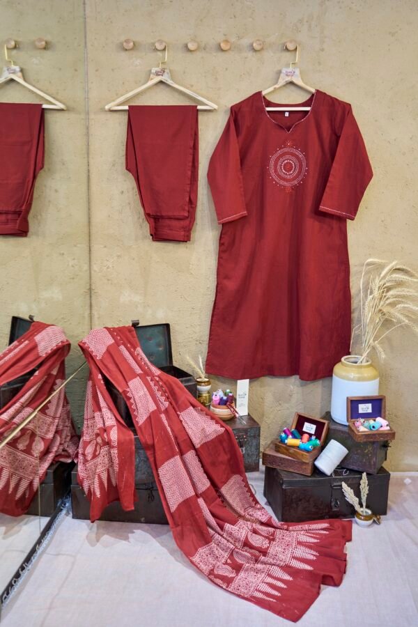 Cotton-suit-set-with-dupatta-maroon-circular-thread-work