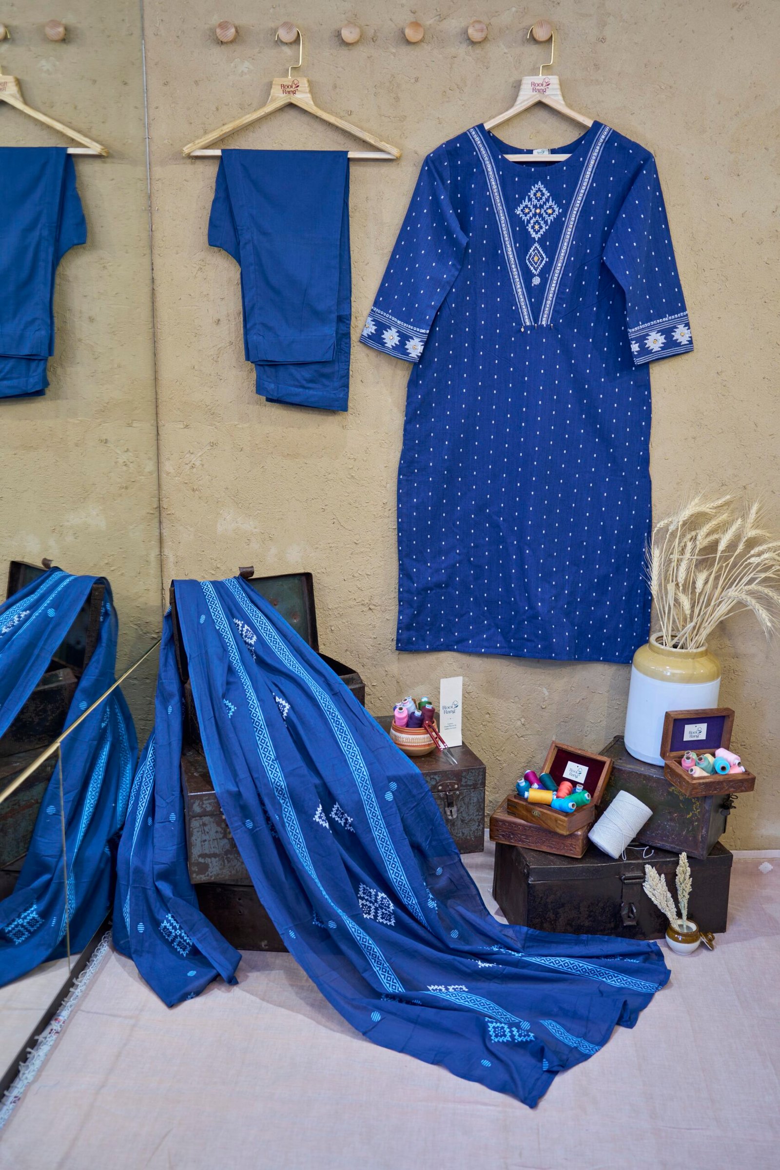 suit-set-with-dupatta-navy-blue-geometric-print-with-embroidery
